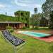 Catre Acojinado Reclinable junto a piscina, ideal para relajación.