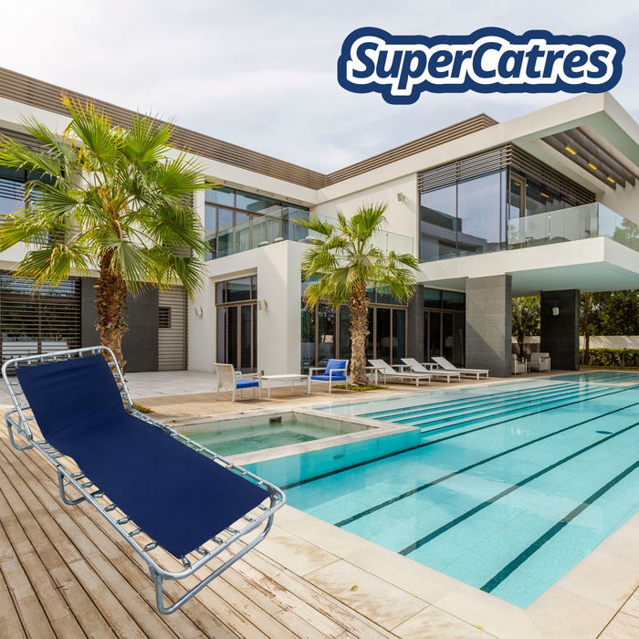 Catre Reclinable XL en terraza con piscina, perfecto para exteriores.
