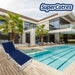 Catre Reclinable XL en terraza con piscina, perfecto para exteriores.
