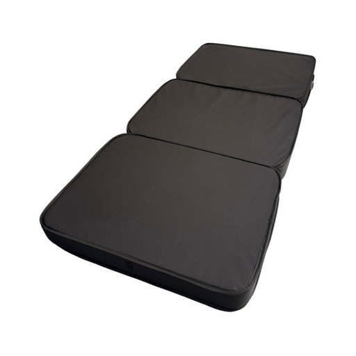 Colchón plegable tipo maletín de 180x80x10 cm en color negro, ideal para descanso portátil.
