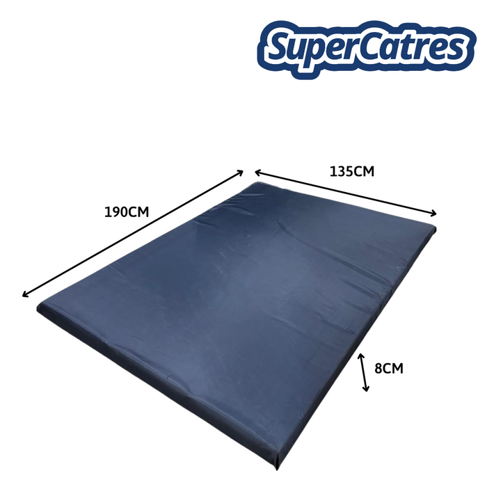 Colchoneta de 190x135x8 cm con forro negro resistente y diseño funcional.
